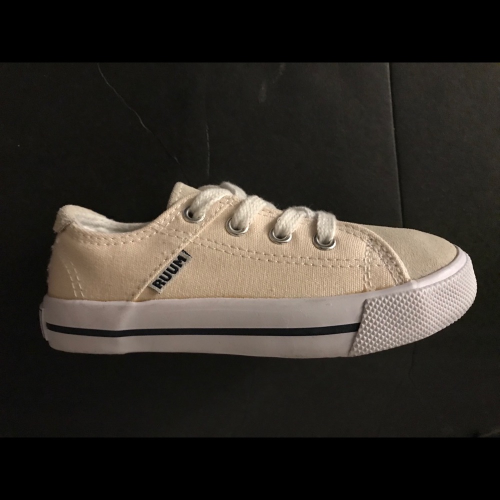 RUUM Canvas Sneakers